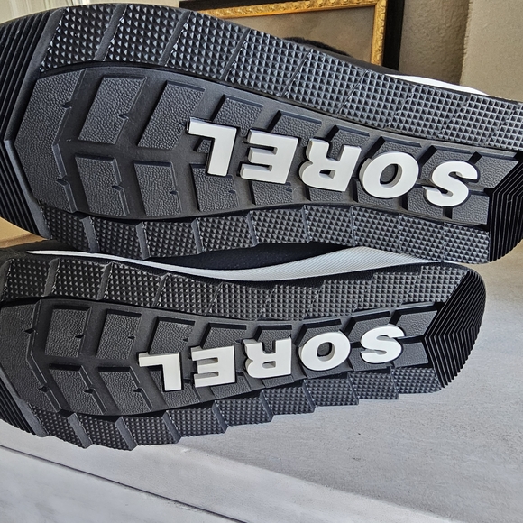 Sorel Black and White Winter Boots - Picture 4 of 5